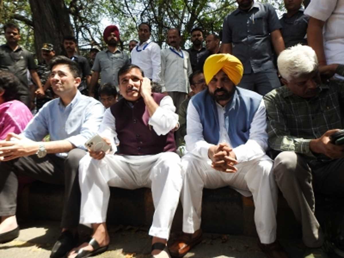 केजरीवाल से पूछताछ, सीबीआई मुख्यालय के पास धरने पर पंजाब सीएम व दिल्ली कैबिनेट के मंत्री